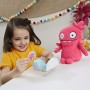 UglyDolls - Pupazzo di lettere Moxy, circa 22 cm