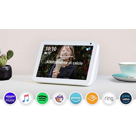 Echo Show 8 - Tessuto grigio chiaro + Tapo P100 Presa intelligente Wi-Fi, compatibile con Alexa
