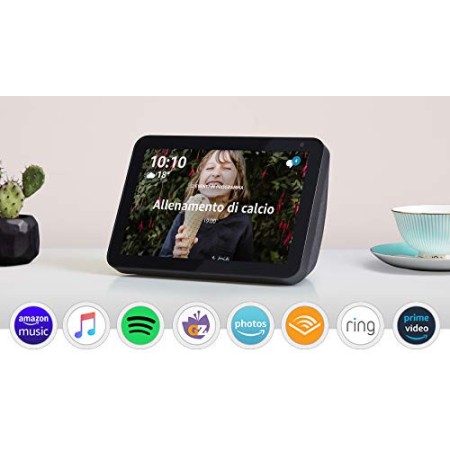 Echo Show 8 - Tessuto antracite + Tapo P100 Presa intelligente Wi-Fi, compatibile con Alexa