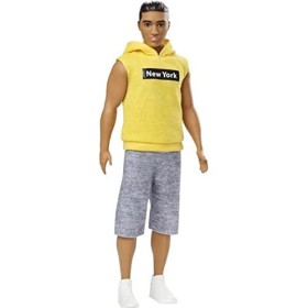 Barbie - Ken Bambola con Felpa Gialla e Pantaloncini, Bambini di 3+ Anni, GDV14