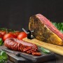 Prosciutto Crudo Serrano Spagnolo Stagionato e Disossato + Porta Prosciutto + Coltello 1 Kg (Jamón Serrano) + Salsiccia Salchic