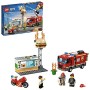 LEGO City Fire Fiamme al Burger Bar, Set da Costruzione con Camion e Moto, Minifigura del Vigile del Fuoco e Accessori dell