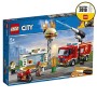 LEGO City Fire Fiamme al Burger Bar, Set da Costruzione con Camion e Moto, Minifigura del Vigile del Fuoco e Accessori dell