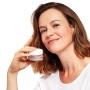 Garnier Bio Rosy Glow, Crema Rosa Idratante 3-in-1, Azione Nutriente, Rassodante e Illuminante, Arricchita con Olio di Rosa Cani
