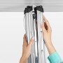 Brabantia Lift-O-Matic Stendibiancheria per Esterni con Capottina Protettiva e Portamollette, Tubo Fissaggio Zincato, Grigio (Me