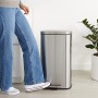 AmazonBasics - Pattumiera rettangolare con chiusura silenziosa, 30 L, satinato, nichel