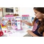 Barbie Ambulanza, Trasformabile in Clinica Mobile con 3 Stanze e Tanti Accessori, sirena funzionante, Bambola non Inclusa, Gioca